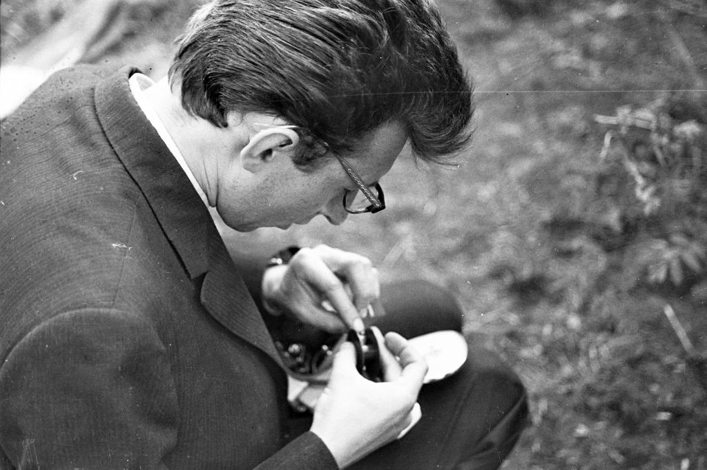 69-36  1969 г.  С.Панов готовится к киносъёмке. Открытие сезона по подводному ориентированию. Белое озеро, Томск.