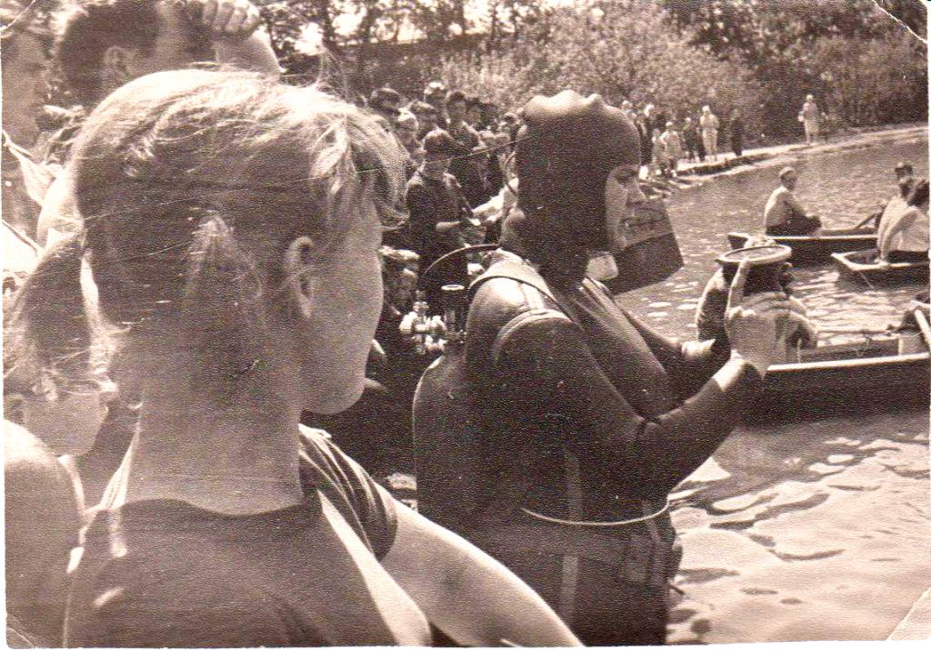 69-39  1969 г.  Н.Юркова на старте. Открытие сезона по подводному ориентированию. Белое озеро, Томск.