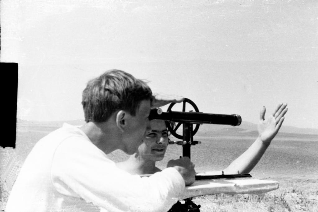 69-42  1969 г.  А.Шумков и Н.Юркова снимают дистанцию. Зона Сибири по подводному ориентированию, о.Иткуль, Ширинский район, Красноярский край.