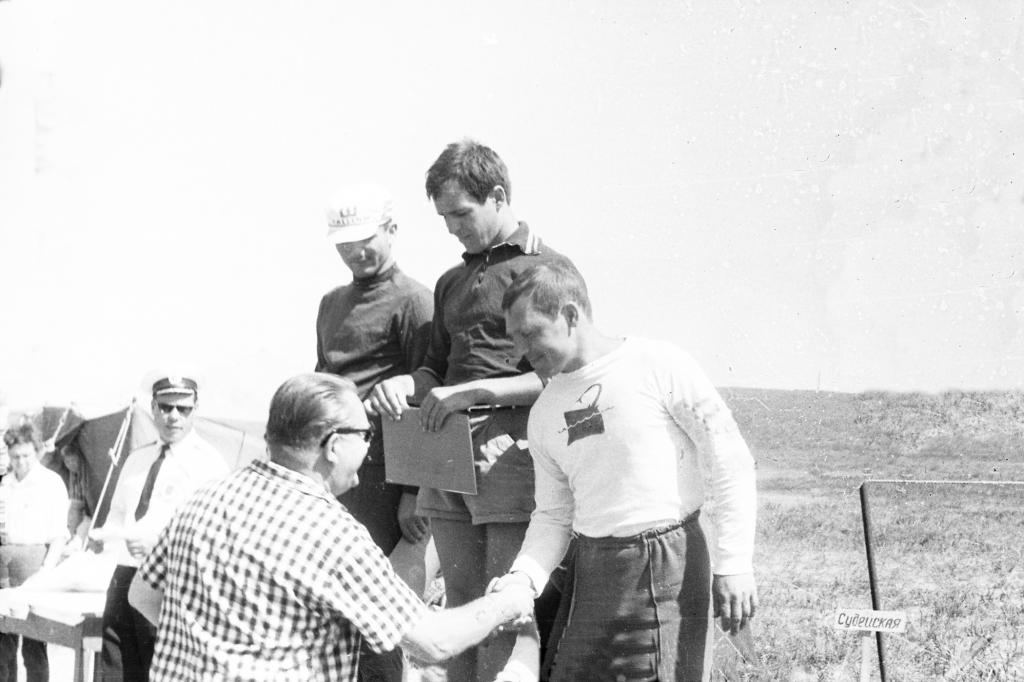69-48  1969 г.  В.Титова награждают за 3 место. Зона Сибири по подводному ориентированию, о.Иткуль, Ширинский район, Красноярский край.