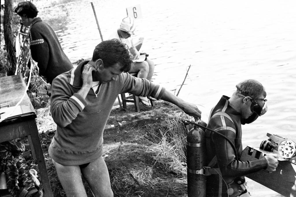 69-61  1969 г.  В.Жданов открывает В.Титову баллоны на старте. Первый чемпионат РСФСР по подводному ориентированию. Оз.Увельды, Челябинск.