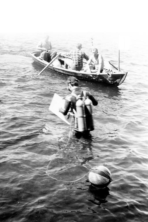 69-63  1969 г.  В.Жданов выходит на старт. Первый чемпионат РСФСР по подводному ориентированию. Оз.Увельды, Челябинск.
