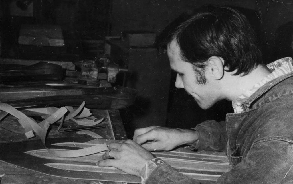 70-60  1970 г.  В.Жданов изготавливает ласты из стеклопластика. Мастерская клуба СКАТ, Ленина 49, Томск.