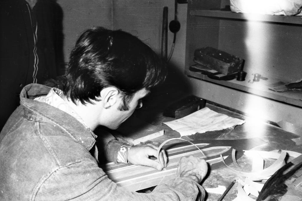 70-61  1970 г.  В.Жданов изготавливает ласты из стеклопластика. Мастерская клуба СКАТ, Ленина 49, Томск.