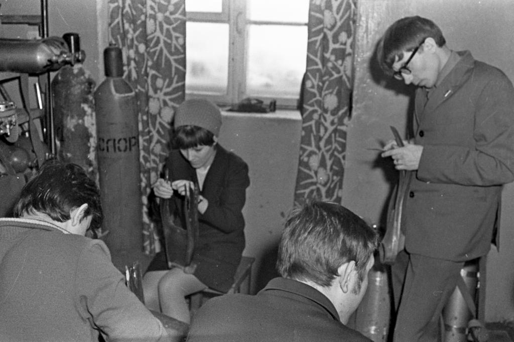 70-63  1970 г.  В.Володина готовит к склейке ласты. Мастерская клуба СКАТ, Ленина 49, Томск.