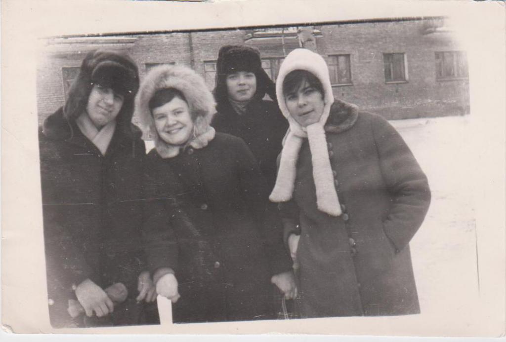 70-7    1970 г.  А.Мошкин, И.Баженова, И.Шиповский. У входа в бассейн. Соревнования в г. Красноярске.