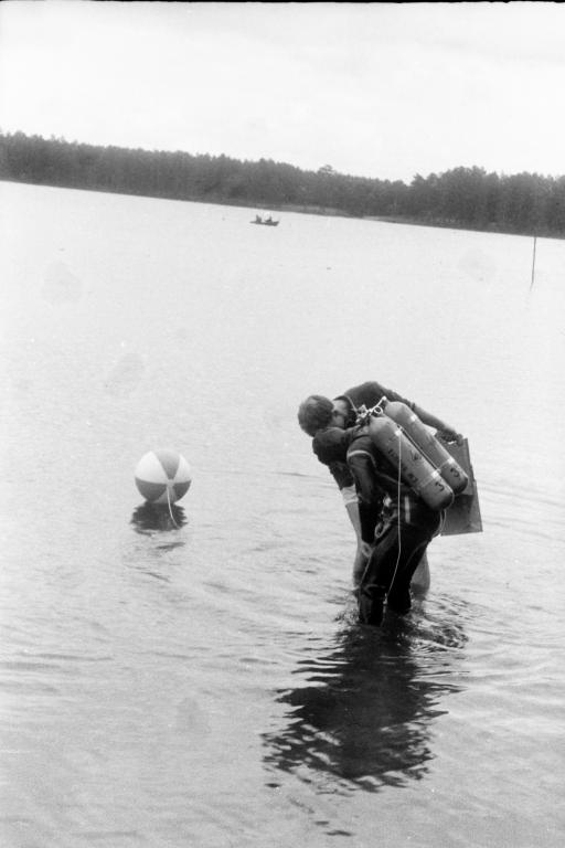 70-84  1970 г.  С.Шлёнкин и Т.Зомберг. Перед стартом. Первенство Сибирской зоны по подводному ориентированию. п.Самуськи, Томская обл.