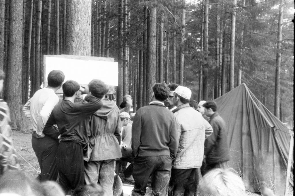 70-89  1970 г.  У итоговой таблицы соревнований. Первенство Сибирской зоны по подводному ориентированию. п.Самуськи, Томская обл.