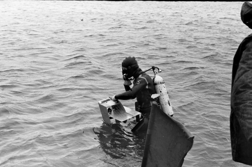 71-16  1971 г. Спортсмен выходит на старт. Первенство города по подводному ориентированию. Сенная Курья, Томск.