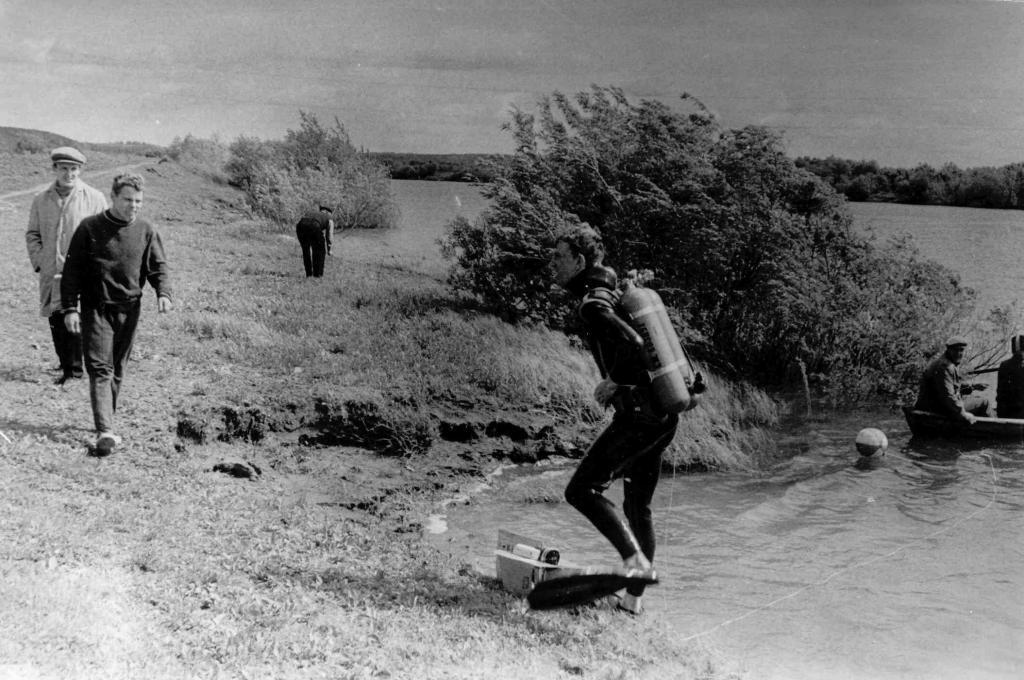 71-19  1971 г.  Е.Лукашёв встречает С.Шлёнкина после финиша. Первенство города по подводному ориентированию. Сенная Курья, Томск.