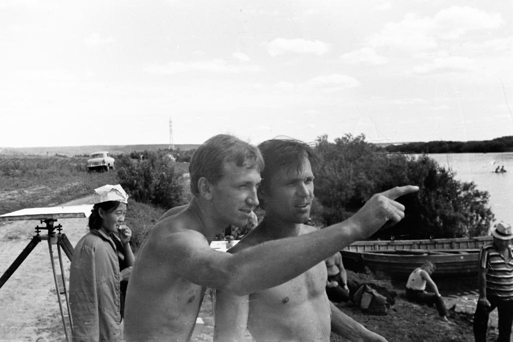 71-20  1971 г.  С.Шлёнкин рассказывает В.Жданову устройство дистанции. Первенство области по подводному ориентированию. Сенная Курья, Томск.