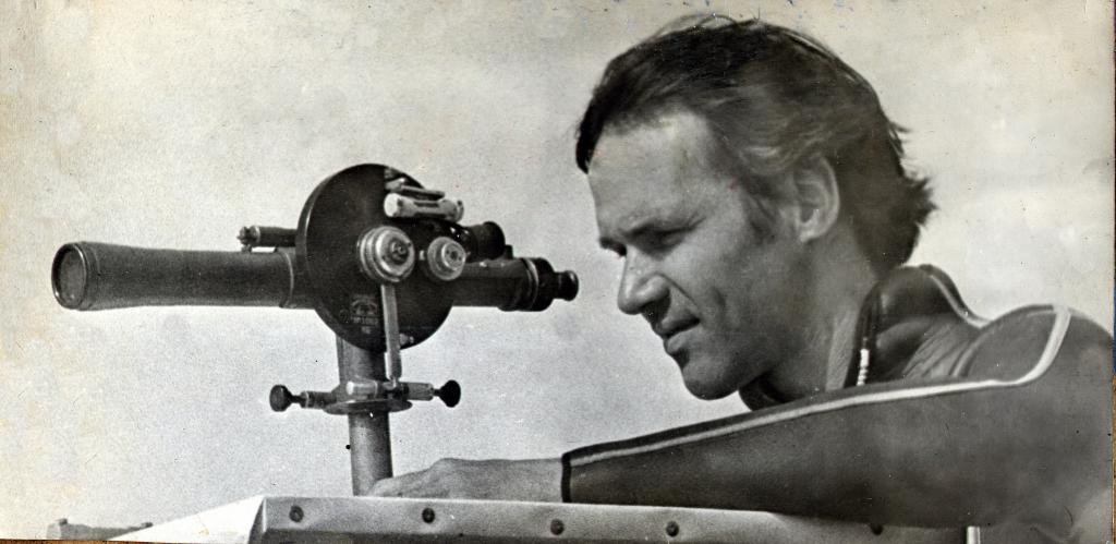 71-21  1971 г.  В.Жданов прокладывает курс. Первенство области по подводному ориентированию. Сенная Курья, Томск.