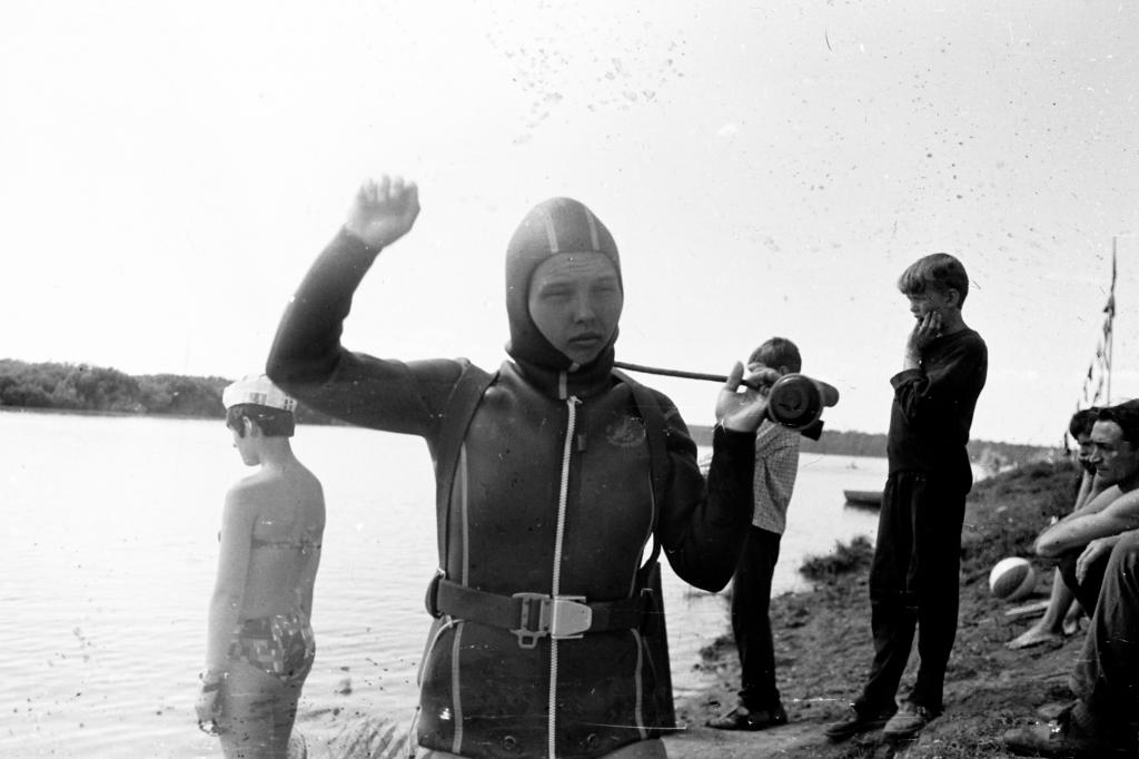 71-25  1971 г.  Н.Казинская готовится к старту. Первенство области по подводному ориентированию. Сенная Курья, Томск.