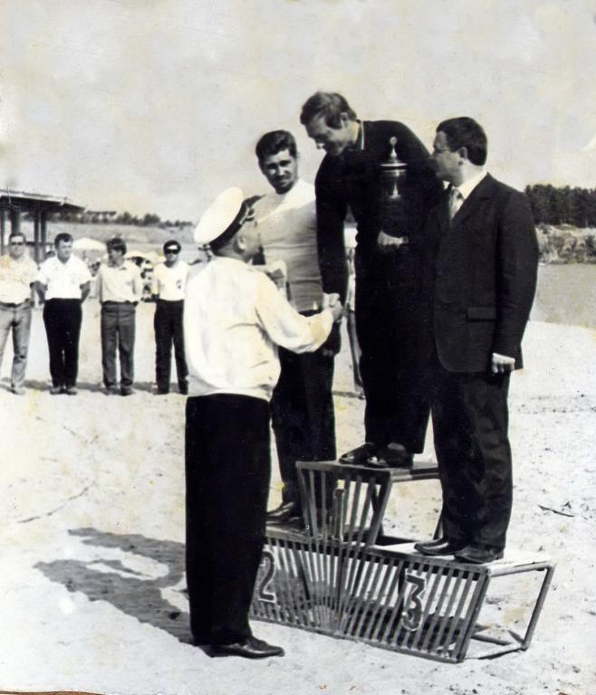 71-27  1971 г.  В.Титову вручают кубок за командную победу в чемпионате РСФСР по подводному ориентированию. Химки, Москва.
