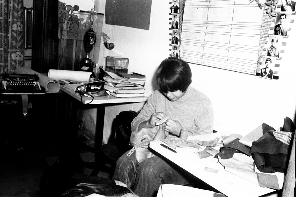 71-29  1971 г.  Кубок за командную победу в чемпионате РСФСР 1971 года по подводному ориентированию привезён в клуб. Ленина 49, Томск.