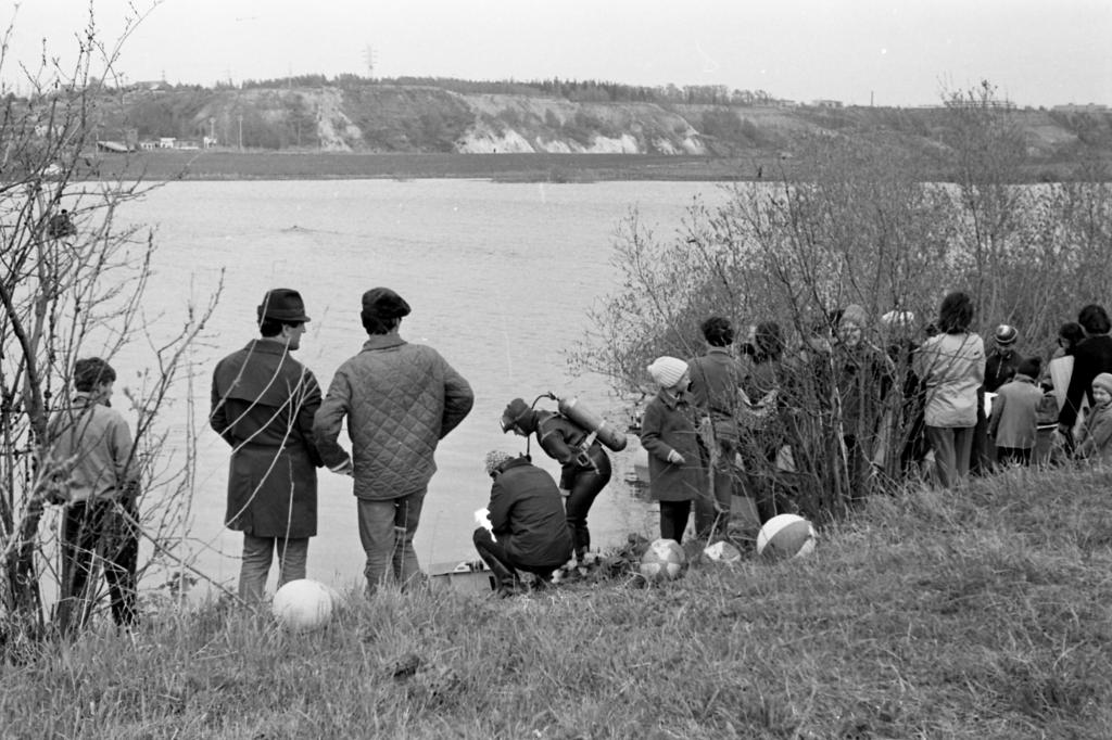 71-3    1971 г. Участники и болельщики. Первенство города по подводному ориентированию. Сенная Курья, Томск.