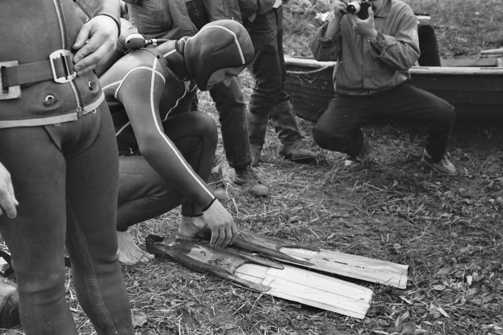 71-5    1971 г. В.Жданов надевает ласты. Первенство города по подводному ориентированию. Сенная Курья, Томск.