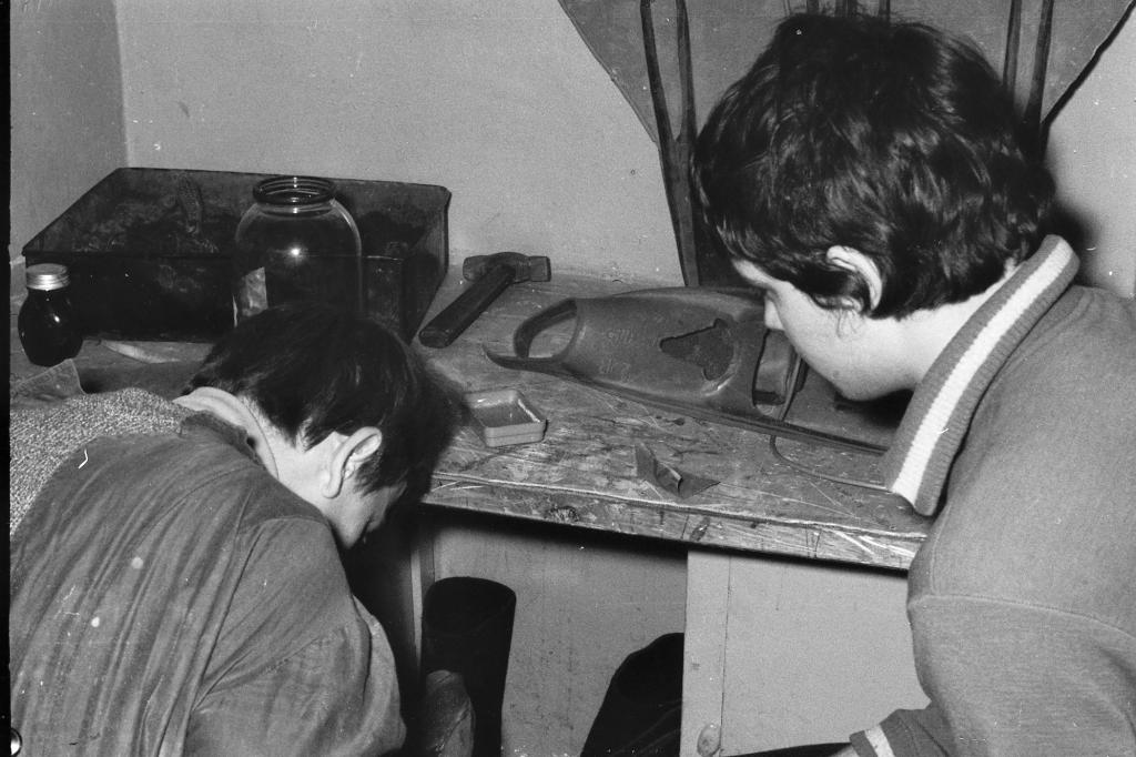 71-83  1972 г.  А.Шумков и И.Шиповский делают ласты. В клубе, Ленина 49, Томск.