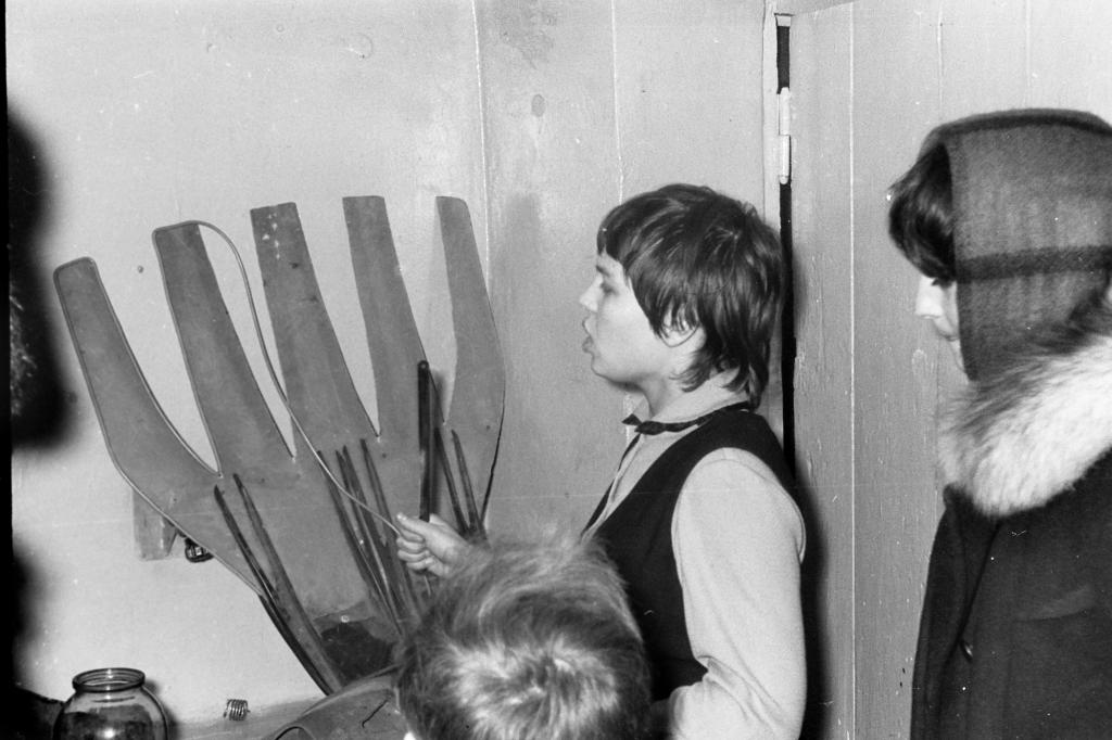 71-84  1972 г.  Н.Казинская принимает участие в изготовлении ластов. В клубе, Ленина 49, Томск.