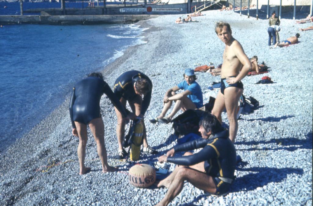 72-80  1972 г.  С.Шлёнкин и группа чешских подводников из г.Карловы Вары, которые приехали в СССР по приглашению СКАТа. Крым, Гурзуф.