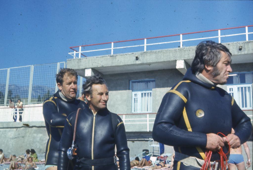 72-81  1972 г.  Владимир Крал и др. Группа чешских подводников из г.Карловы Вары, которые приехали в СССР по приглашению СКАТа. Крым, Гурзуф.
