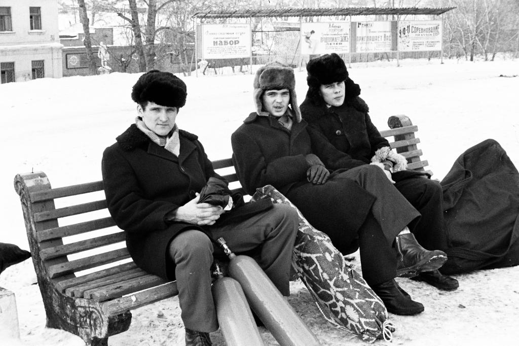 73-39  1973 г.  В.Волков, И.Шиповский, В.Сучков у бассейна. Чемпионат РСФСР. Горький.