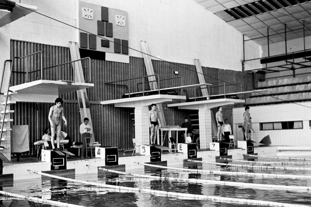 73-41  1973 г.  Старт мужского заплыва в нырянии на 50 метров. Чемпионат РСФСР. Горький.