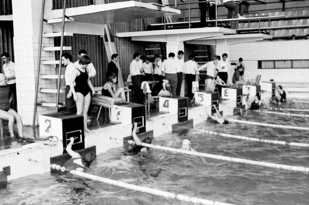 73-43  1973 г.  И.Авдеева готовится к старту на 5 дорожке. Чемпионат РСФСР. Горький.