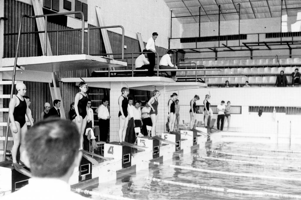 73-44  1973 г.  И.Авдеева стартует на 5 дорожке. Чемпионат РСФСР. Горький.