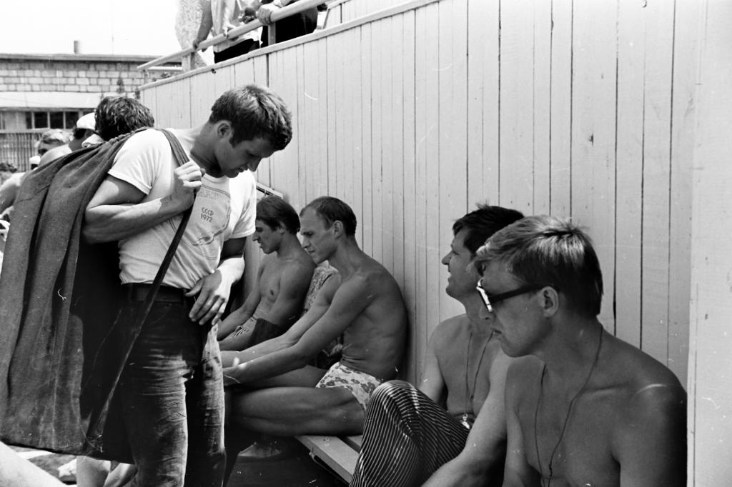73-50  1973 г.  Стоит В.Волков, справа сидит А.М.Тырин. На заключительной тренировке. Чемпионат СССР. Кишинёв.