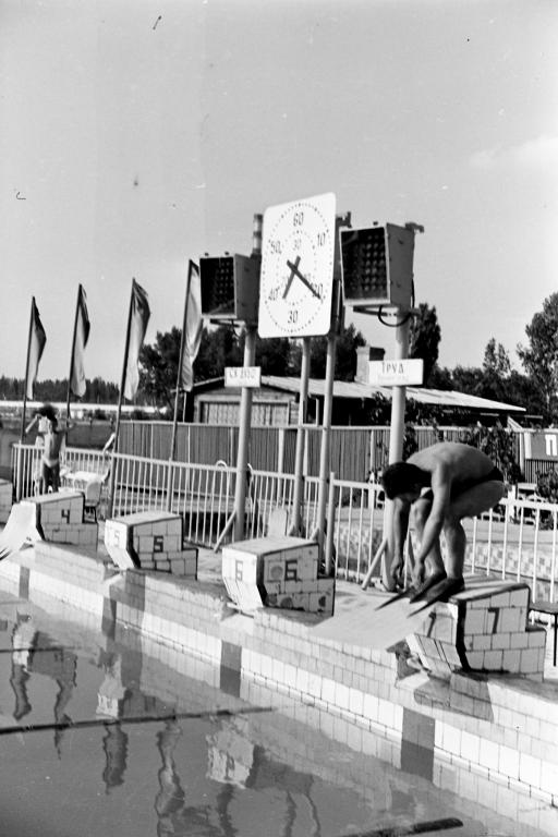 73-61  1973 г.  А.Мошкин отрабатывает старт. Чемпионат СССР. Кишинёв.