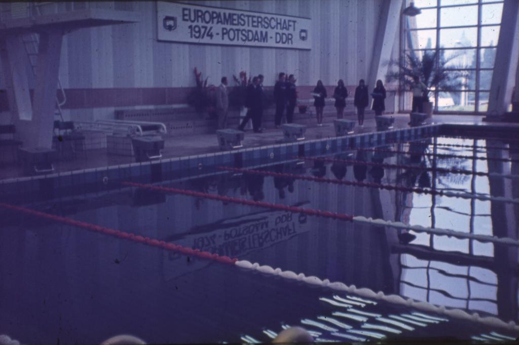 74-112 1974 г.  Награждение победителей. VII чемпионат Европы по плаванию в ластах. Потсдам, ГДР.