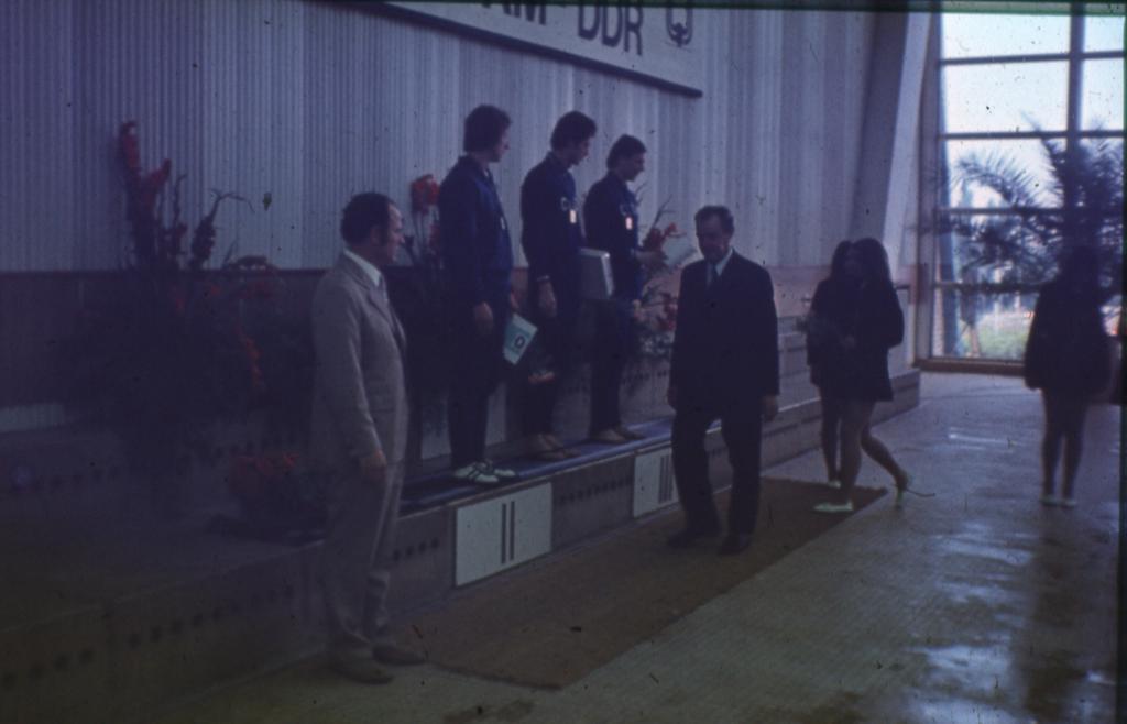74-113 1974 г.  Награждение победителей. VII чемпионат Европы по плаванию в ластах. Потсдам, ГДР.