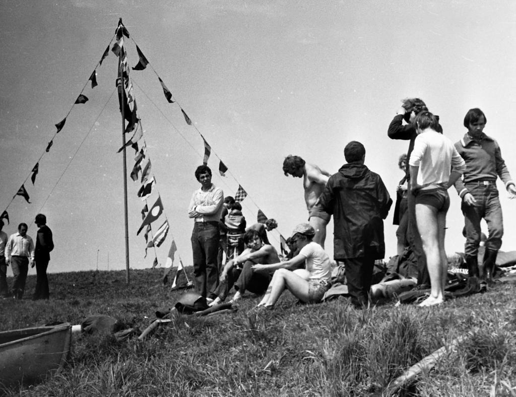 74-50  1974 г.  Поднят флаг соревнований. Слева В.Титов, справа В.Жданов. Открытие сезона по подводному ориентированию. Сенная Курья, Томск.