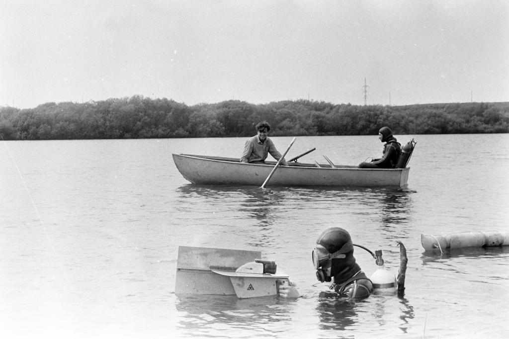 74-53  1974 г.  Спортсмен у стартового флага. Открытие сезона по подводному ориентированию. Сенная Курья, Томск.