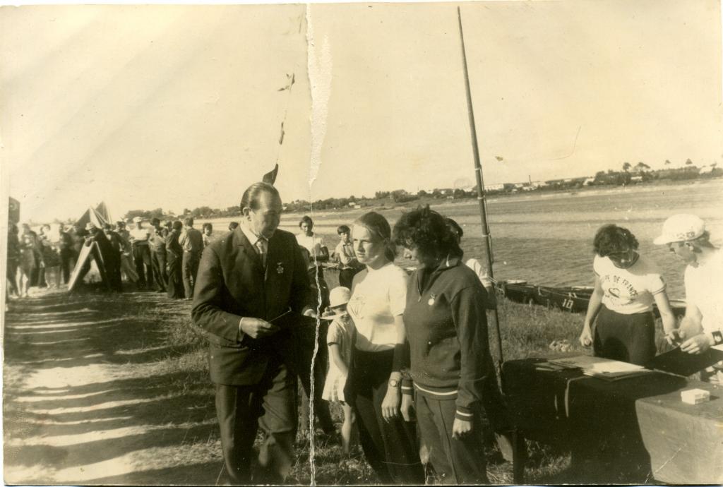 74-82  1974 г.  Награждение. Г.Кузьмина (СКАТ), Т.Литвина (Новосибирск). Чемпионат РСФСР по ориентированию. Псков.
