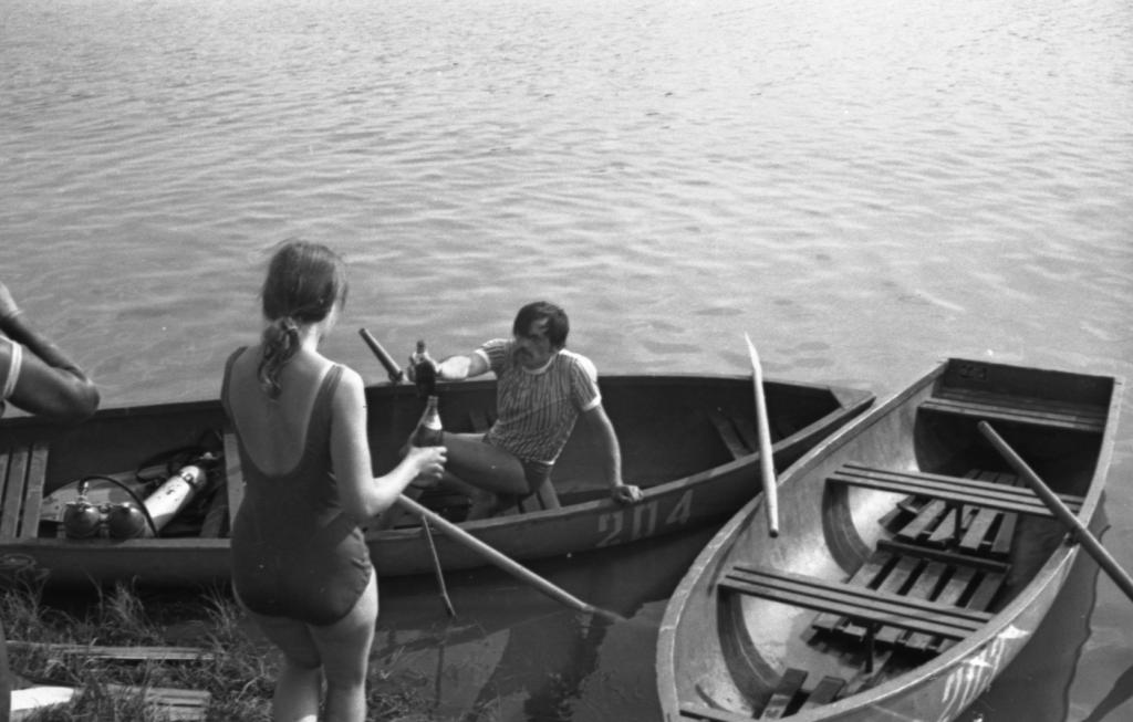 76-22  1977 г.  Судья В.Сусляев запасается водой. Открытие сезона по подводному ориентированию. Сенная Курья, Томск.