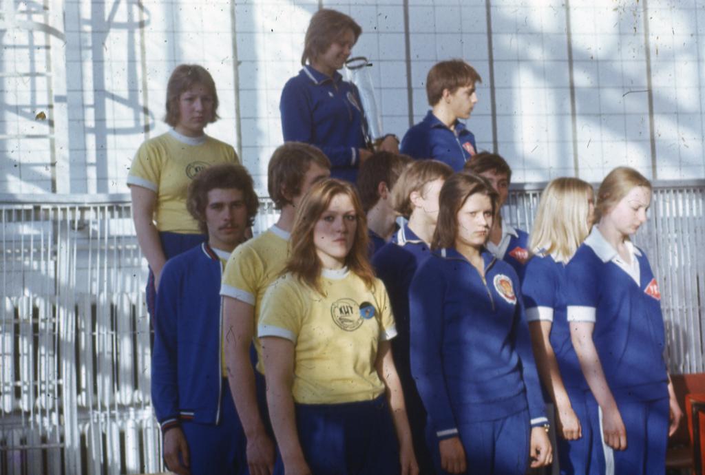 76-2    1976 г.  Награждается ДЮСТШ Томска  за 2-е место. О.Таубер, И.Вагнер, Е.Подузов, Е.Тайлашева. Первенство ДЮСТШ СССР. Саратов.