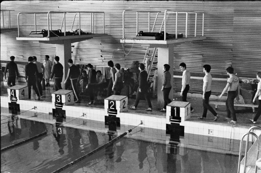 79-4    1979 г.  Выход на построение участников. Зона Кубка СССР по плаванию в ластах. Новосибирск.