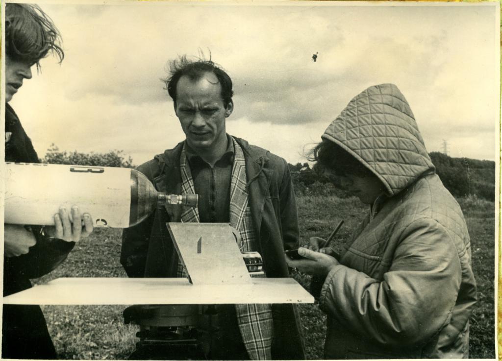 81-1    1981 г.  А.А.Олейников. Работа с приборами. Сенная Курья, Томск.
