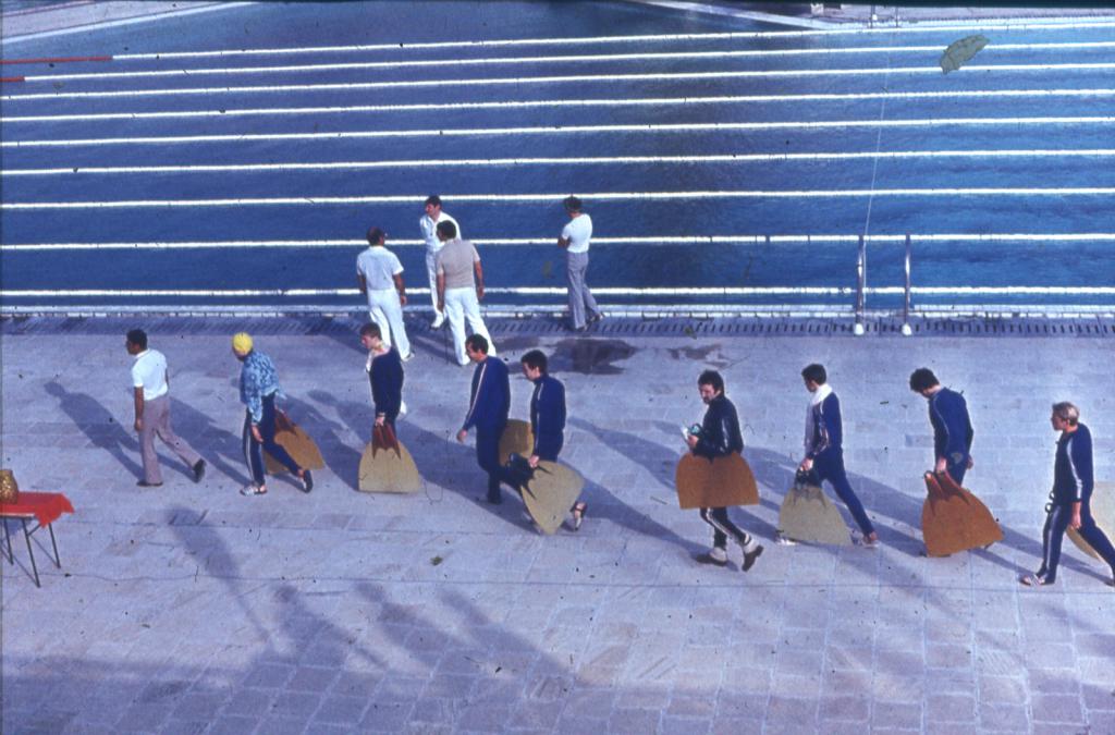 81-21  1981 г.  Участники мужского заплыва выходят на старт. Кубок СССР по плаванию в ластах. Баку.