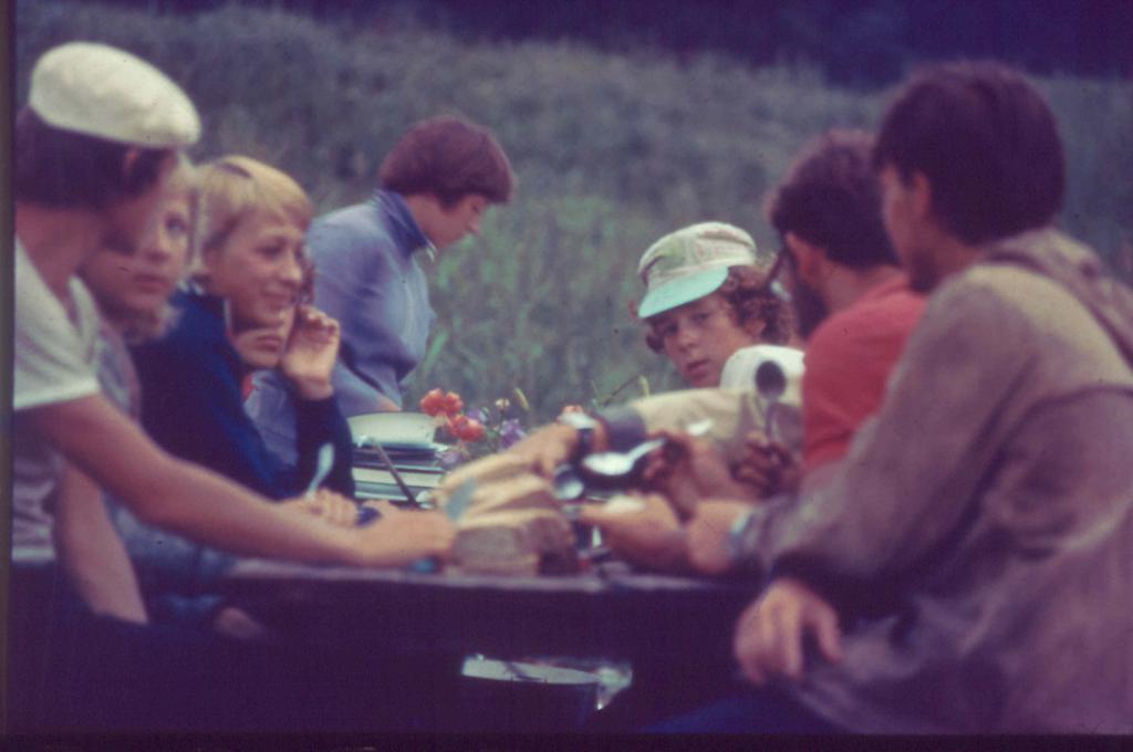 81-92  1981 г.  С.Олек, Н.Пушкарёва, Н.Полякова, Е.Яковлев. Полдник. Межсезонный спортивный сбор на Японском море. Бухта Песчаная, Витязь.