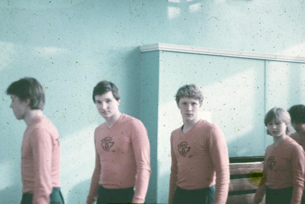 83-40  1983 г.  А.Суставов, А.Кочетков, Д.Свалов, Т.Мельникова, Р.Закамскова. Построение на парад открытия. Кубок СССР. Пикалёво..JPG