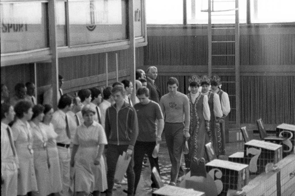 83-64  1983 г.  После награждения. За 3-е место награждён А.Кочетков. Кубок СССР. Пикалёво.