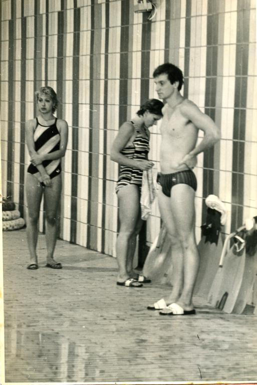 83-84  1983 г.  Н.Пушкарёва, Н.Марьянова и А.Кочетков на стартовом плотике. Товарищеская встреча команды СКАТ с венграми. Дунайварош, Венгрия.