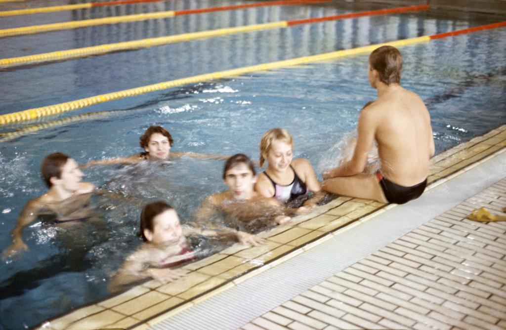 83-85  1983 г.  Спортсмены СКАТ на разминке. Товарищеская встреча команды СКАТ с венграми. Дунайварош, Венгрия..JPG