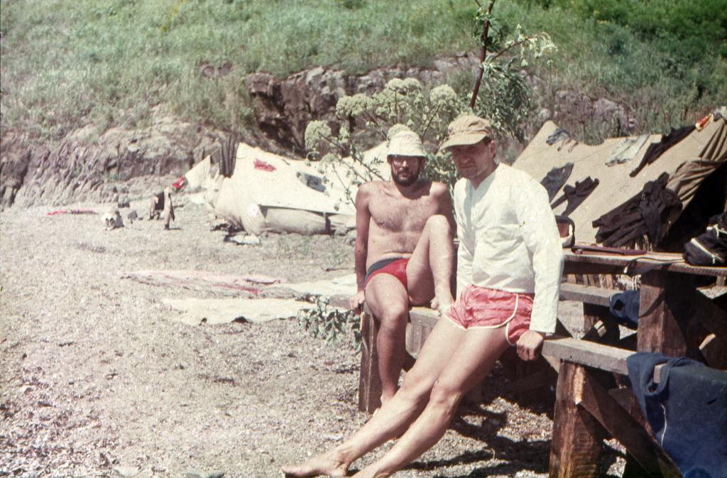 85-128 1985г. П.Тимченко и А.Кочетков. Тренировочный сбор. Дальний Восток. п-остров Краббе.