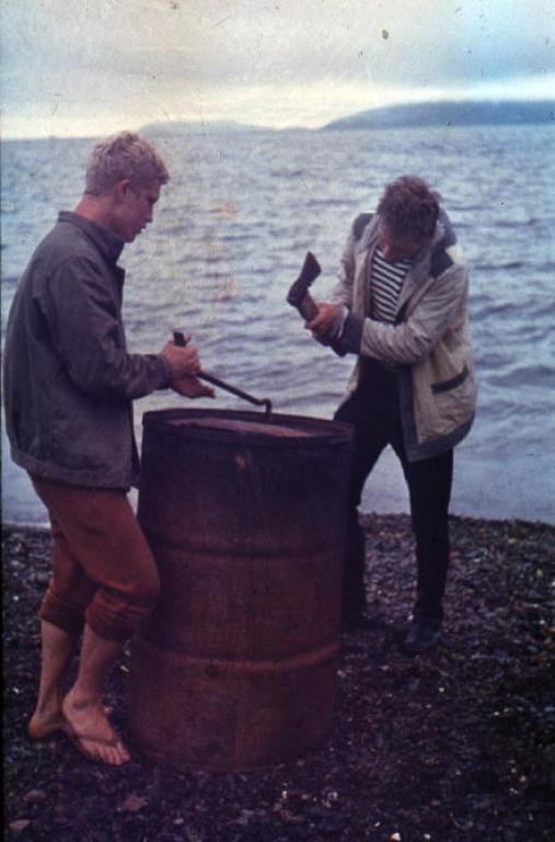 85-130 1985г. Д.Свалов и А.Кочетков. Строительство походной бани. Тренировочный сбор. Дальний Восток. п-остров Краббе.
