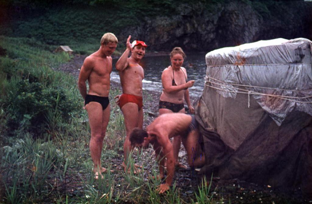 85-131 1985г. Д.Свалов, Б.Дудченко, Р.Мурсалимов, Т.Титова. С легким паром! Тренировочный сбор. Дальний Восток. п-остров Краббе.