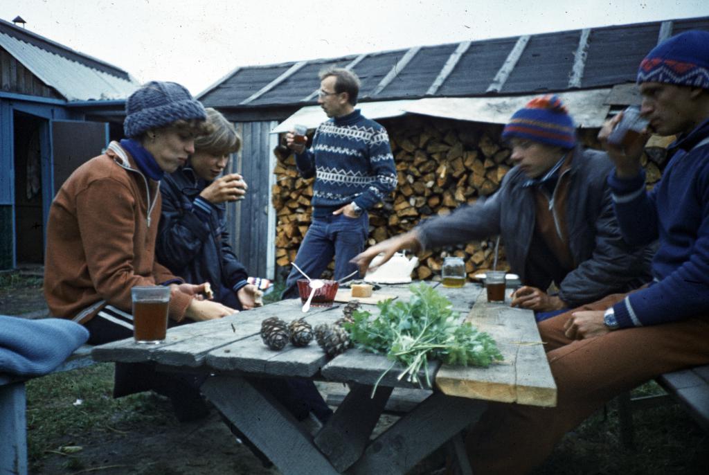85-23  1985 г.  А.Д.Шумков с учениками на даче. Дача В.Юдина, с.Некрасово, Томск..JPG